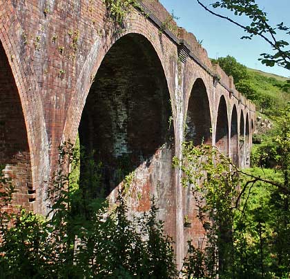 The viaduct comprises seven 40-foot arches, with a smaller eighth span within the eastern abutment which curves slightly southwards.