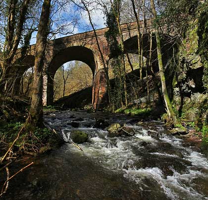 Featuring four skewed arches, the viaduct carried trains over the River Farg and its steeply-sided valley.
