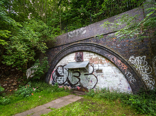 The upper half of the north portal remains, 125 metres south of Carlton Road.