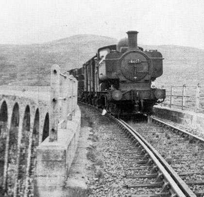 Guided by a check rail, a Bala-bound service crosses the viaduct.