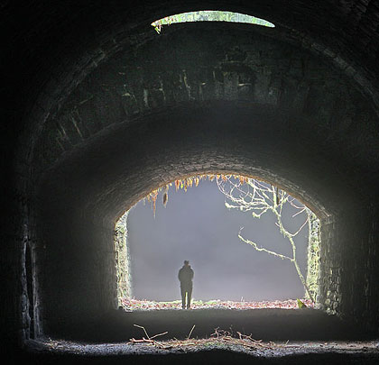 Three changes in profile occur within the tunnel, accommodating the differing depth of ground cover above it.