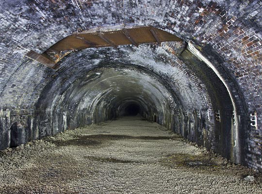 In the cut-and-cover section towards the southern end, the arch has to accommodate an iron trough - presumably carrying a street drain - which passes over the tunnel.