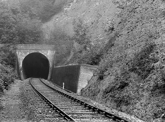 An archive photo from 1927 showing the steep cutting slope and retaining wall.