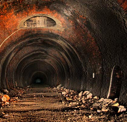 The tunnel is largely clutter-free although debris is collected at the foot of the walls close to each shaft.