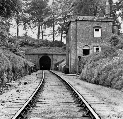 A tunnel keeper's cottage was built in the eastern approach cutting.