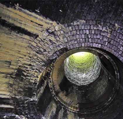 Another shaft - with its secondary lining - benefits from a garland ring to catch water and channel it to the drain.