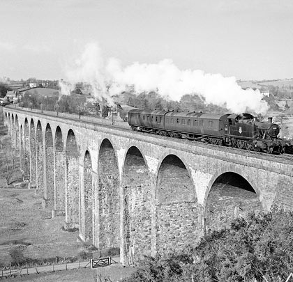 On 14th March 1955, the 14:53 Bristol Temple Meads to Frome crosses the viaduct behind locomotive 5508.