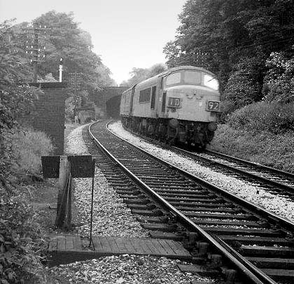 1D92 passes two p-way cabins and a crossover as it emerges into the southern approach cutting.