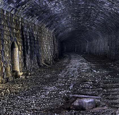 Towards Rowsley, the tunnel falls on a gradient of 1:102 and, for the first 200 yards, incorporates a curve to the east of 40 chains radius.