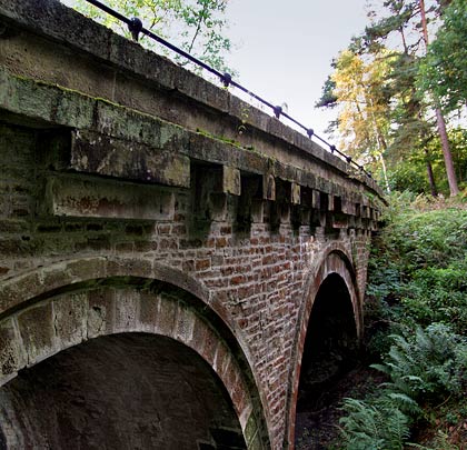 At its southern end, a four-arched curved structure carried the Alston branch into Lambley Station.