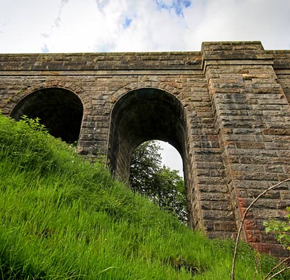 Both abutments incorporate pairs of small arches.