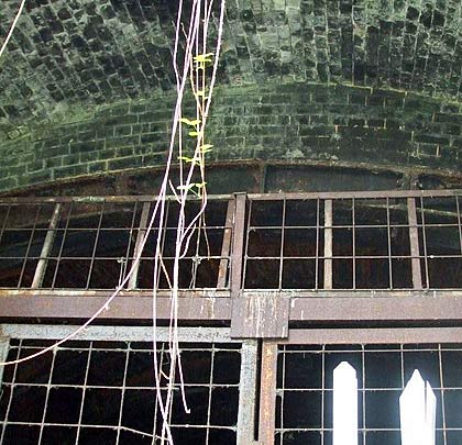 At the eastern end, the structure gauge has been reduced by the insertion of an additional six brick rings.