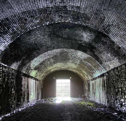 Most of the tunnel was constructed by cut-and-cover, involving the construction of low segmental arches.