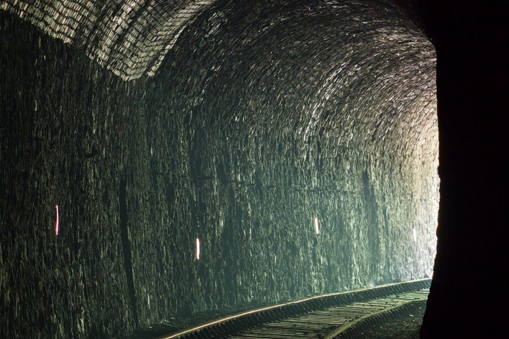 Both ends of the tunnels feature tight curves, rendering its central section pitch black.