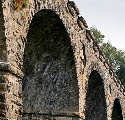 As a result of the structure's skew, the keystone is set at right angles to the bridge line but the shape of adjacent stones means they eventually align with the piers.