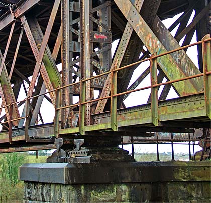 One end of each span is fixed, the other is free - supported by a cast iron sole plate on top of Norwegian granite blocks.