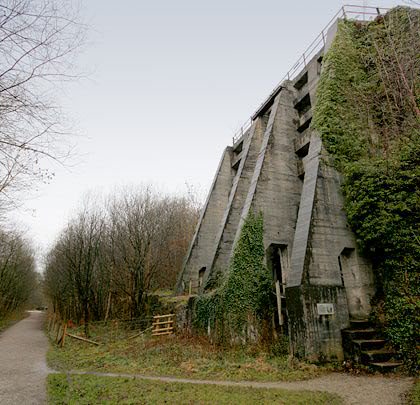 These limekilns, just west of Millers Dale Station, were served by the Midland's Manchester-Derby main line. Originally cut in 1880, the massive concrete buttresses were added in the 1920s.