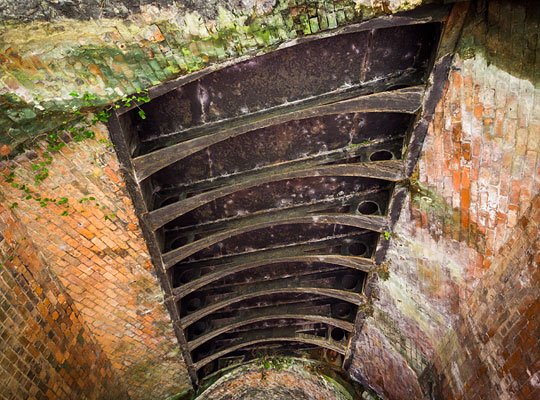 Cast iron segmental arches were used to support the water trough, with the load then transferred into sections of brickwork.