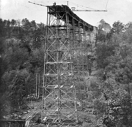The viaduct was erected quickly, using prefabricated elements.