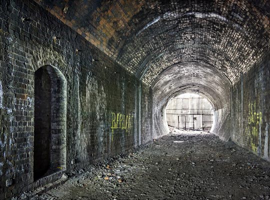 Last relined in 1911, the tunnel features vertical sidewalls and a segmental arch springing off high haunches, except close to the portal where the original horseshoe profile has been retained.