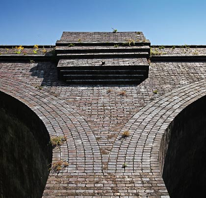 Each of the arches is constructed from six brick rings.