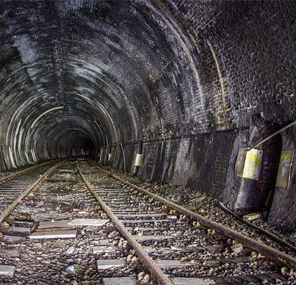The northern part of the tunnel, which retains its two tracks, features a curve to the west of about 40 chains radius.