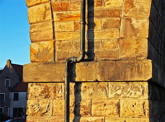 Above the piers, the imposts are built from ashlar.