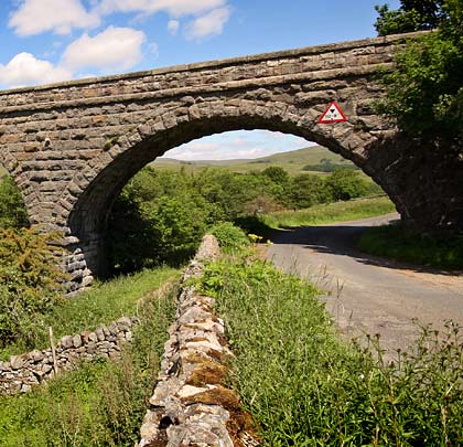The easternmost arch carries the trackbed over Lanacar Lane.