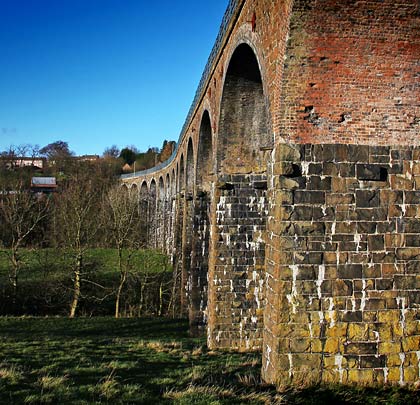 At the Leslie end, the viaduct incorporates a curve to the west.