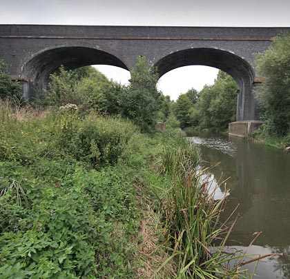 A narrower arch spans the River Avon.