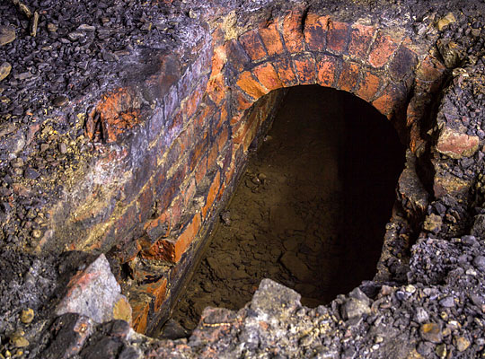 Catchpits reveal the six-foot track drainage to comprise a two-brick-thick arch springing off vertical sidewalls.