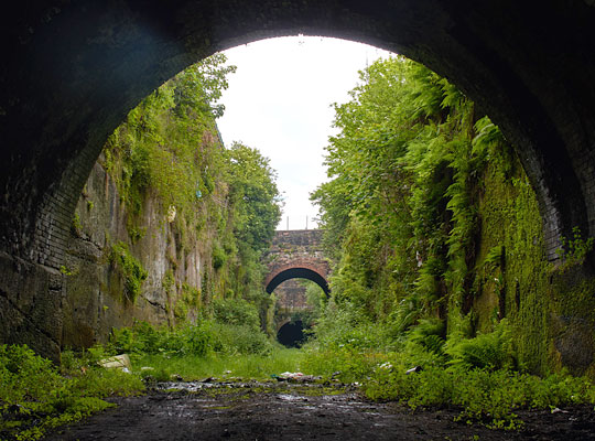 Between Nos. 1 and 2 tunnels is a 143-yard vertically-sided rock cutting, spanned by Liston Street bridge.