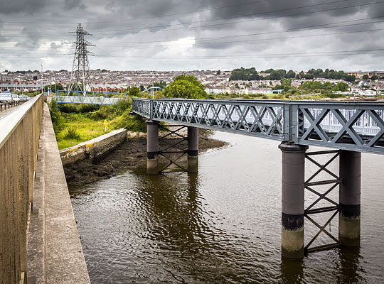 The piers were aligned with those of the adjacent road bridge to ensure no interference was caused to river traffic.