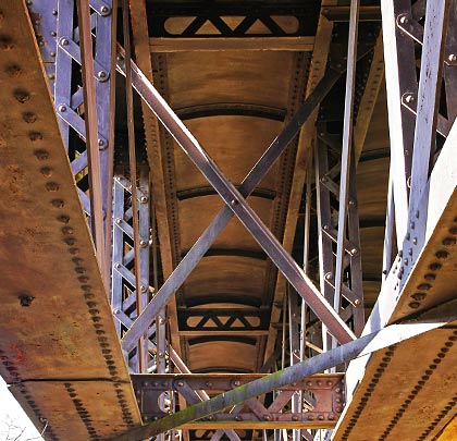 Each span comprises four Pratt trusses, tied by cross members.