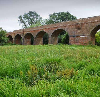 A central king pier effectively divides Hockley Viaduct into two independent structures.
