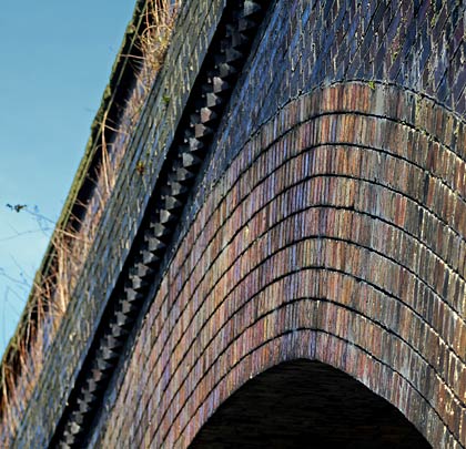 This arch comprises nine brick rings; others feature ten.