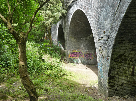 South of the main span are three arches over a gulley, each having five rings of engineering brick.