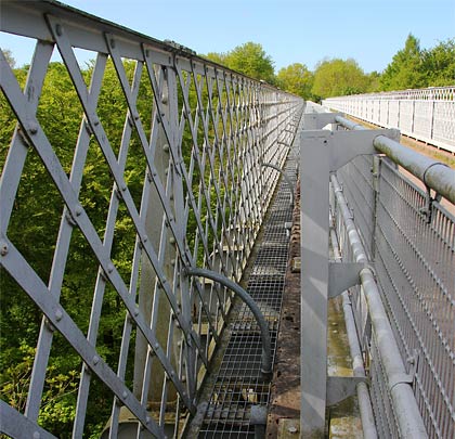 A view through the parapet to the upper cross beams.