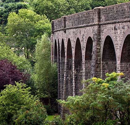 To counteract forces created by its curvature, every third pier is buttressed. The viaduct also includes two king piers, effectively splitting it into three nine-arched sections.