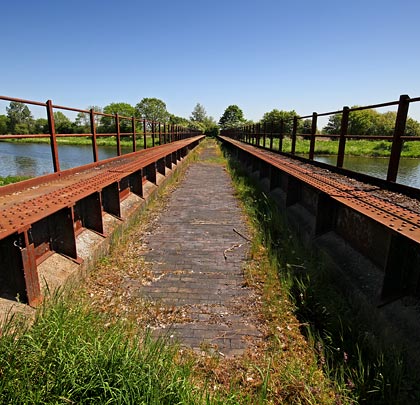 The bridge hosted a single track, remaining operational for 12 years.