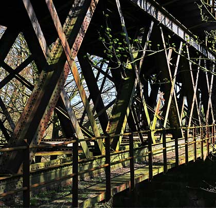 A walkway was provided for maintenance purposes, supported off the lower beam of the east-side main girder.