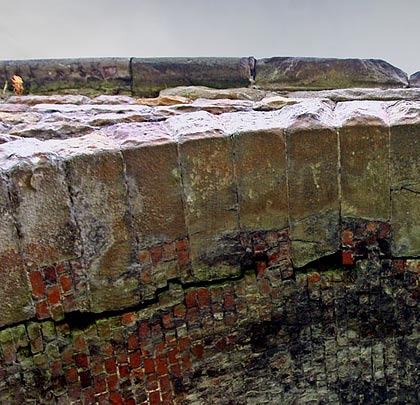 The masonry parts of the viaduct are extensively cracked, with the voussoirs separating from the brick arches at one of the spans.