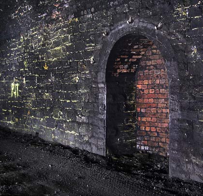 The tunnel was built without refuges but 14 were added during a project to rebuild sections of sidewall in 1883.