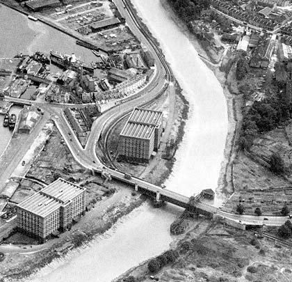 A fabulous aerial view of the viaduct taken during its rail operational period, showing the scale of the adjacent warehouses.