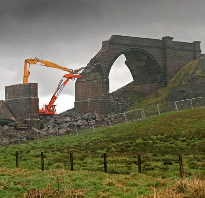 By the end of February 2008, only the last arch was still standing.