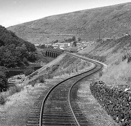 A DMU approaches the viaduct on a South Eastern Valleys tour.