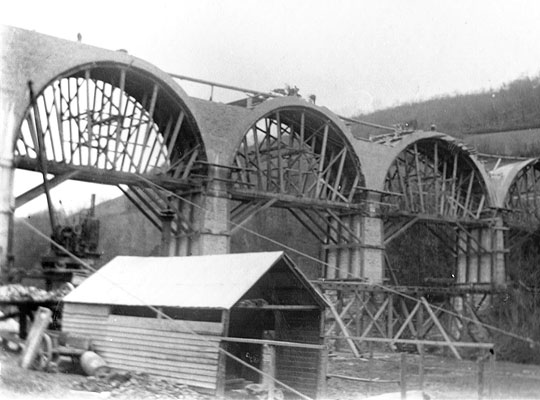 During construction, materials were lifted to the top of the arches by means of a vertical-boilered steam crane which ran along a temporary trestle.