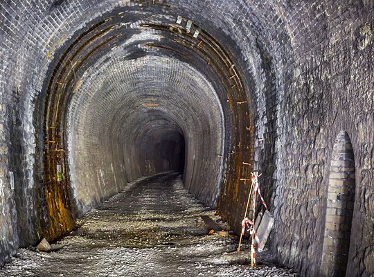 A curve to the north of 30 chains radius continued as far as the first ventilation shaft which was bricked up during the tunnel's operational period.