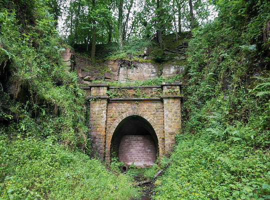 The north portal is a modest affair, squeezed into the end of the cutting. It is protected by a breezeblock wall with low-level drain pipe.