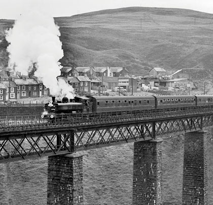A northbound service crosses the viaduct on 21st November 1964.